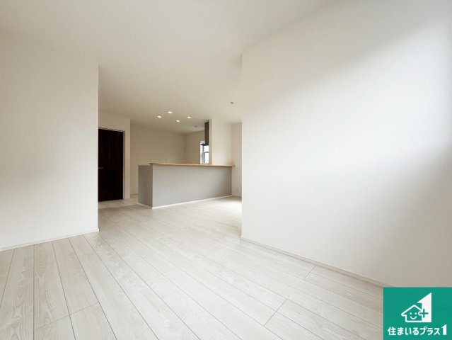 ■高槻市大和　第1期　新築一戸建ての居間・リビング|日当たり良好の明るいリビングで朝の目覚めもスッキリできそう！対面キッチンでご家族のコミュニケーションも自然と増える設計！小さなお子様が遊ぶスペースを作っても広々とくつろげるLDK！