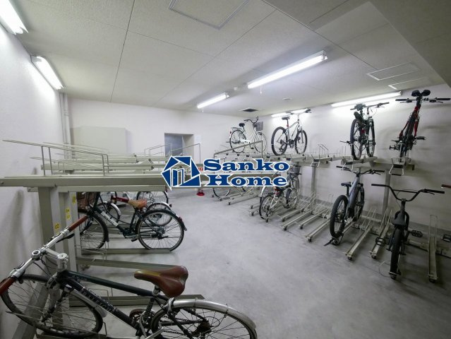 プレール・ドゥーク京橋の駐車場