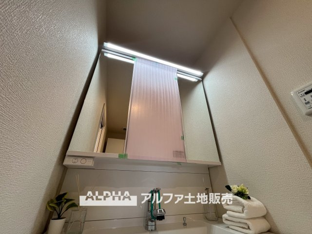 ダイアパレス西立川の独立洗面台|【Powder room】
◆独立洗面台◆朝の身支度や帰宅後の手洗いも快適に行える独立洗面台。収納スペースも備えており、洗面用品をすっきり整理できる使い勝手の良い空間です。