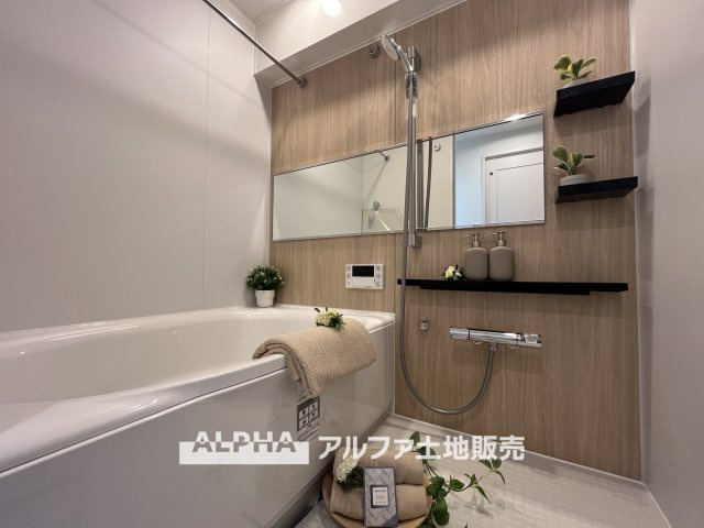ダイアパレス西立川の浴室|【Relax bath】
◆バスルーム◆やわらかな照明に包まれた浴室空間。ゆったり湯船に浸かりながら、一日の疲れを癒し、心まで落ち着く時間を過ごせます。