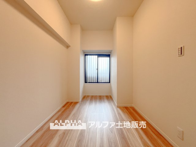ダイアパレス西立川の洋室|【bright room】
◆明るさを感じる洋室◆やわらかな光が室内に広がり、日中も快適に過ごせる一室。プライベート空間として落ち着いた時間を過ごせます。