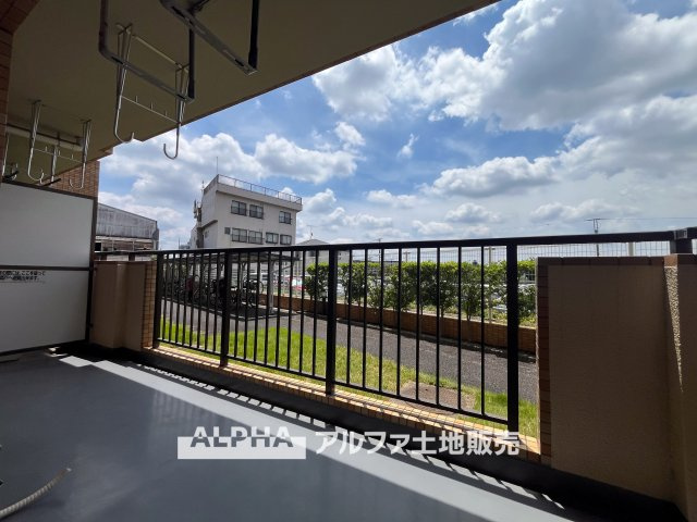 ダイアパレス西立川のバルコニー|【Sky Terrace】
◆日常に開放感を◆外へ視線が抜けるバルコニーは、室内に明るさを届けるだけでなく、ちょっとしたリフレッシュ空間としても活躍します。