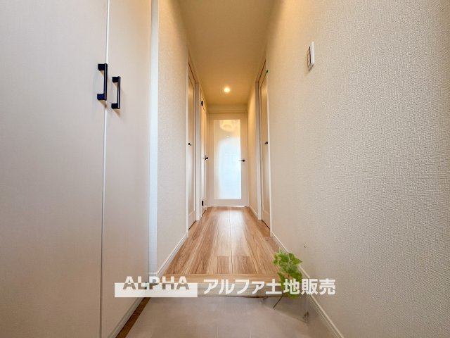 ダイアパレス西立川の玄関|【Welcome Space】
◆玄関◆帰宅時にほっとできる、穏やかな空気感の玄関。整った空間が日々の切り替えを自然にサポートし、来客時にも好印象を与えます。