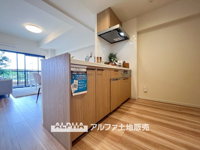 ダイアパレス西立川のキッチン|【Timeless Kitchen】
◆暮らしの真ん中にある場所◆毎日の食事も、何気ない会話も自然と集まるキッチンスペース。空間に調和するデザインが、過ごす時間そのものを心地よく変えてくれる。
