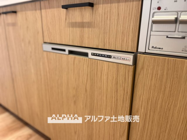 ダイアパレス西立川のキッチン|【Food washing machine】
◆食洗機◆お子様の面倒を見れる時間が増え時短になります。加えて手荒れも防げてしかも節水が高い為、大変人気があり重宝します。