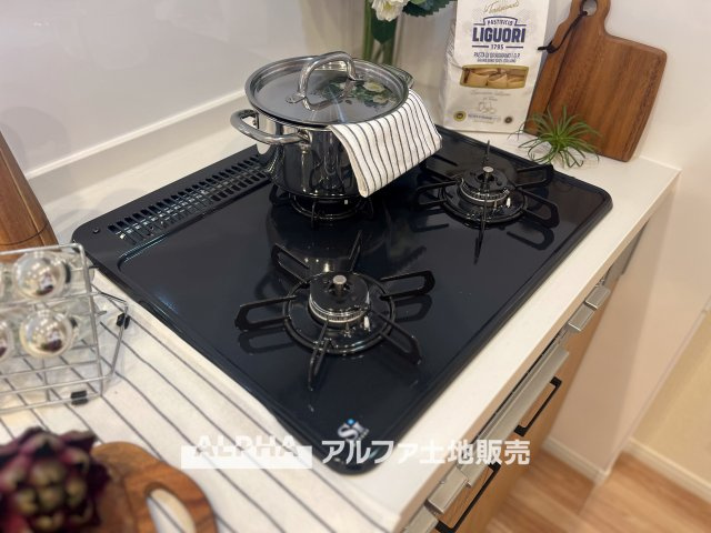 ダイアパレス西立川のキッチン|【gas stove】◆ガスコンロ◆使い勝手に配慮されたガスコンロを備えたキッチン。火力調整がしやすく、毎日の調理がスムーズに進み、家事の時間を心地よく支えてくれます