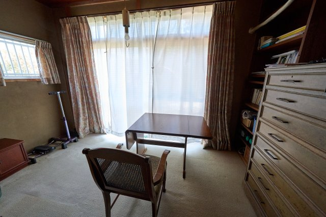 東野4丁目の中古のおうち　松山市東野4丁目の洋室|ゆったりした洋室です