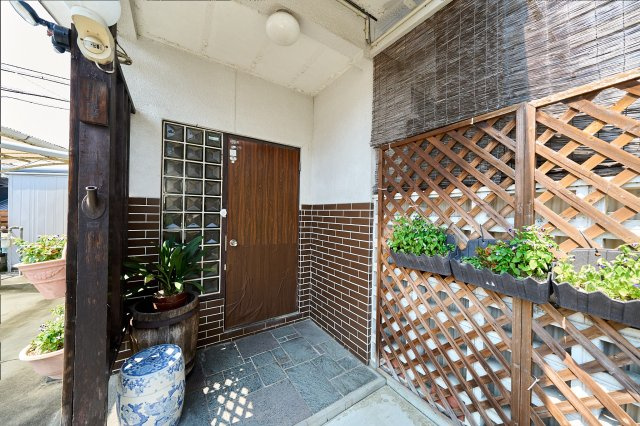 東野4丁目の中古のおうち　松山市東野4丁目の玄関|毎日通る玄関はこちらです