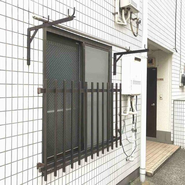 洗濯竿掛けと面格子