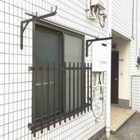 洗濯竿掛けと面格子
