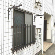 洗濯竿掛けと面格子