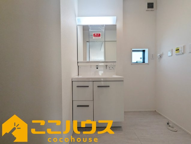 うるま市西原　新築戸建て　全4棟　4号棟の独立洗面台|独立洗面台は収納豊富な三面鏡