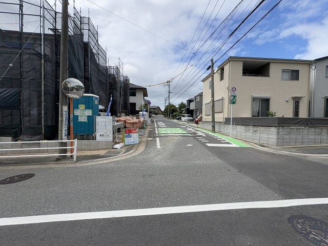 【その他】 | 福岡市東区舞松原2丁目2期　1号棟（全3棟）【仲介手数料無料・0円】 | 現地写真。前面道路です。