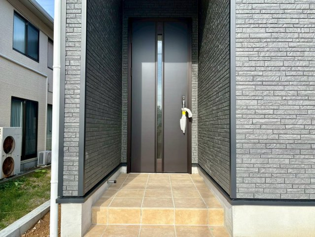 「和室付の5LDK」高知市南金田第1　5号棟新築一戸建ての玄関|玄関ドアもダークトーンで揃えて重厚感のある印象♪