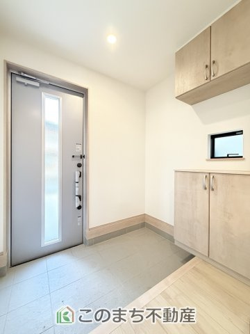 ハートフルタウン宇都宮市雀の宮1丁目277番の玄関|広々とした玄関スペース♪たくさんの靴を収納できる下駄箱もございます。