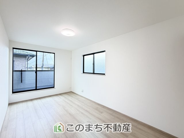 ハートフルタウン宇都宮市雀の宮1丁目277番の洋室|お子様のお昼寝にも便利な洋室です。大きな窓から暖かな日差しが差し込みます♪