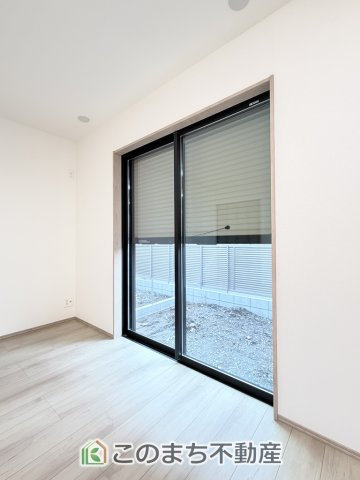 ハートフルタウン宇都宮市雀の宮1丁目277番の設備|防犯性と断熱性に優れたシャッター雨戸を備えており、台風時や長期不在時にも安心。室内からそのまま外へ出られる便利な動線も魅力です。

