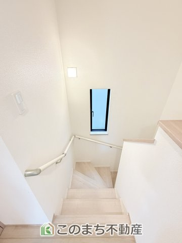ハートフルタウン宇都宮市雀の宮1丁目277番の内装|手すり付きで小さなお子様にも安心の階段スペースです☆