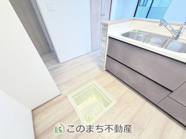 ハートフルタウン宇都宮市雀の宮1丁目277番の収納|キッチンには床下収納を備え、食品や日用品のストック収納に便利。すっきり片付く使い勝手の良い設備です。
