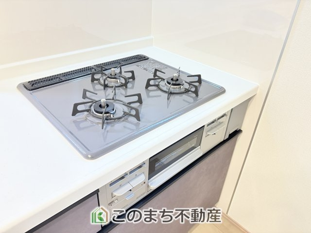 ハートフルタウン宇都宮市雀の宮1丁目277番のキッチン|三ツ口コンロ採用で、同時調理もスムーズ◎！お料理を並べられるカウンター付きで、配膳・片付けをサポート！リビングで過ごすご家族とコミュニケーションを楽しみながら作業可能です♪