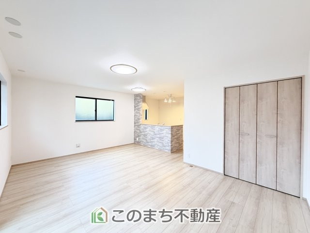 ハートフルタウン宇都宮市雀の宮1丁目277番の居間・リビング|開放感のある広々としたリビング☆家族みんなでゆったりくつろげます♪
南側から暖かな日差しが差し込みます♪キッチンからリビングの様子がよく見渡せます☆