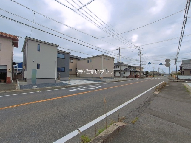 仲介手数料無料）津島市新開町　１号棟の前面道路含む現地写真