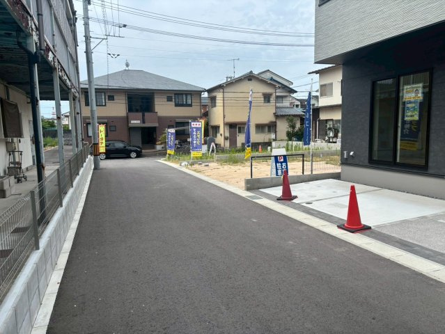佐伯区皆賀4丁目の前面道路含む現地写真|閑静な住宅地です。