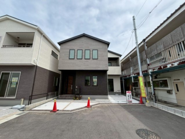 佐伯区皆賀4丁目の駐車場|前面道路は広く車の出し入れもスムーズ。落ち着いた住環境で安心して暮らせます。