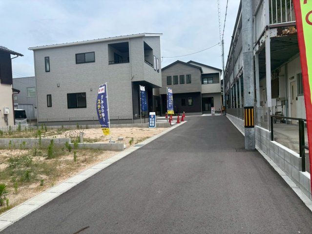佐伯区皆賀4丁目の前面道路含む現地写真