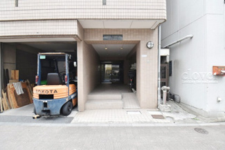 【エントランス】 | オートロックを備えた、マンションのエントランス。やはりセキュリティの観点は欠かすことができません。皆様を“安全”に送り出し、出迎えてくれます。～即日のご見学可能～　お問合せはお気軽にどうぞ。
