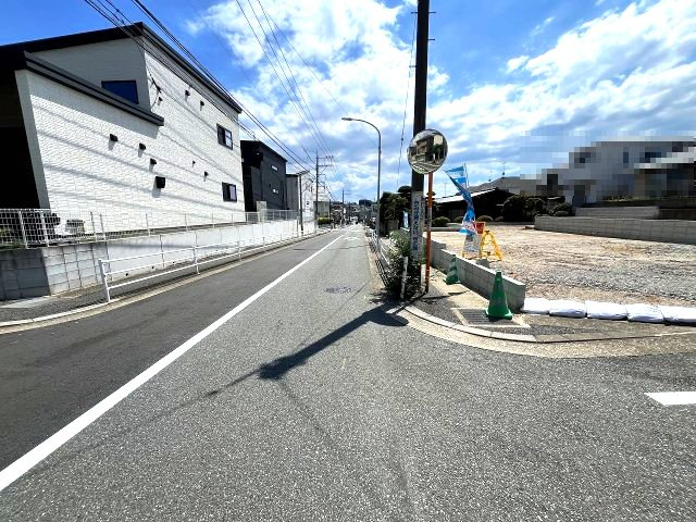 【その他】 | 福岡市東区舞松原2丁目2期　2号棟（全3棟）【仲介手数料無料・0円】 | 現地写真。前面道路です。