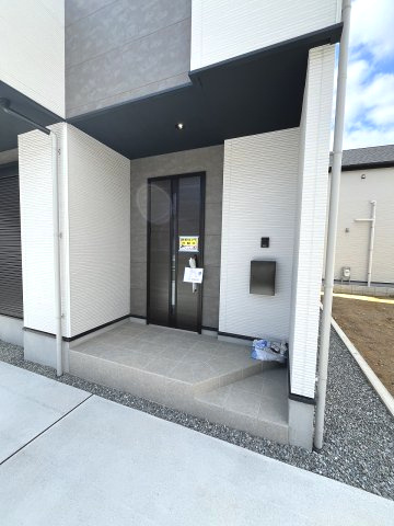 【玄関】 | 福岡市東区舞松原2丁目2期　2号棟（全3棟）【仲介手数料無料・0円】 | 施工例。施工例は完成時と異なる場合があります。