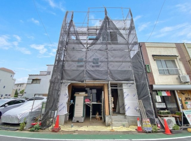 板橋区幸町 限定1棟の外観|建物面積141.54m2のゆとりある空間設計の家　広々ルーフバルコニーも魅力的です　
太陽光パネル施工　低炭素住宅