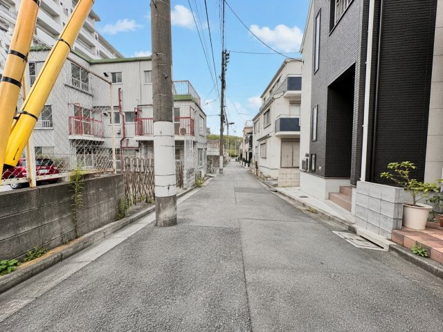 中野区松が丘1丁目　建築条件無し売地の前面道路含む現地写真|2026.06.22撮影

現地ご見学希望・資料請求などお気軽にお問い合わせ下さい！
03-5990-5201