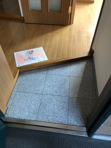 ペリグリンアパートメントの玄関