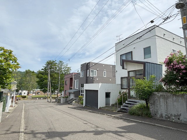 西区福井2丁目　更地渡し土地の前面道路含む現地写真|前面8ｍ幅の公道でゆとりのある住宅街です♪