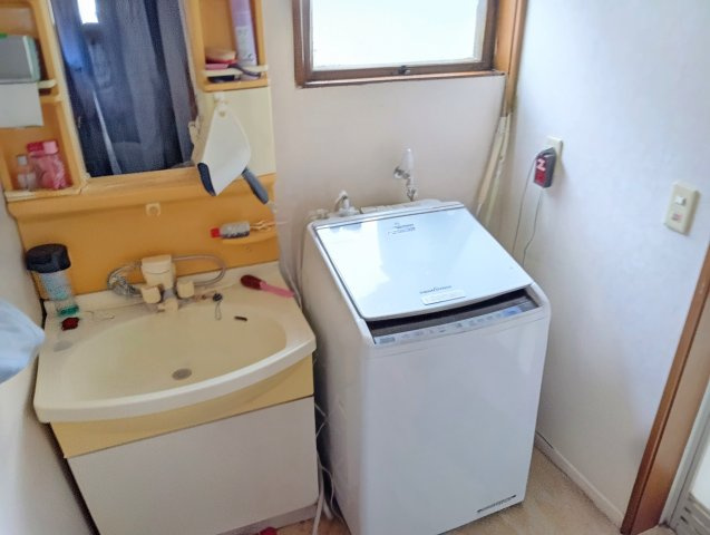 売中古戸建　富士市三ツ沢の独立洗面台|窓があるので明るい室内です。独立洗面台があるので収納スペースも多くあります。