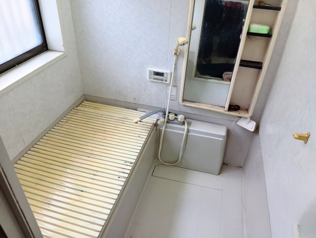 売中古戸建　富士市三ツ沢の浴室|窓があるので明るい室内です。備え付けの台があるのでシャンプーを置いたり出来て便利です。