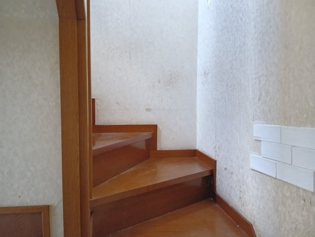 売中古戸建　富士市三ツ沢の内装|安全に配慮したかね折れ階段です。上部に窓があるので明るくなっています。