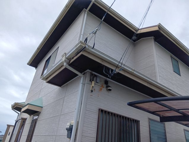 売中古戸建　富士市三ツ沢の外観|お車は2台駐車可能です。一部カーポートになっています。