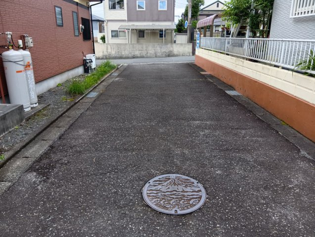 売中古戸建　富士市三ツ沢の前面道路含む現地写真|小・中学校まで徒歩10分圏内です。近くに公園もあります。
