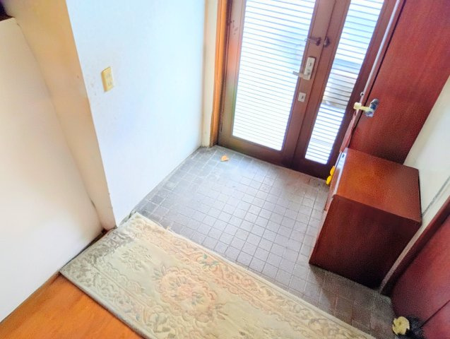 売中古戸建　富士市三ツ沢の玄関|備え付けのシューズボックスがあるので収納がたっぷりあります。靴をしまって玄関をすっきりと使えます。