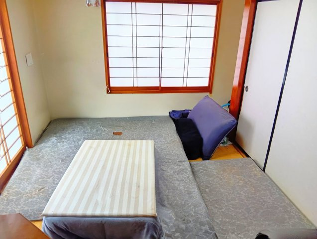 売中古戸建　富士市三ツ沢の和室|リビング横にあるので食後に気持ち良くお昼寝出来そうですね。窓が多く心地の良い空間となっています。