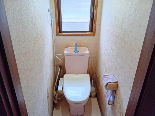 売中古戸建　富士市三ツ沢のトイレ|トイレが各階にあります。忙しい朝や、ファミリー世帯は助かりますね。
