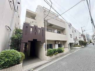 【外観】 | 手入れの行き届いた外壁やエントランスなど、「見ればわかる」レベルで清潔感を保ったマンションです。築年数を感じさせない姿で皆様をお出迎えします。～即日のご見学可能～　お問合せはお気軽にどうぞ。