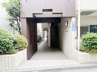 【エントランス】 | マンションの正面エントランス。出入りする人間を癒してくれるマンション入り口であり、その建物の「顔」でもあります。～即日のご見学可能～　お問合せはお気軽にどうぞ。