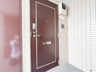 【その他共用部分】 | 皆様をお迎えする、お部屋の玄関ドア。開けやすさや開放角度、ドアノブの操作しやすさや鍵の形状などを、現地で一度ご確認ください。～即日のご見学可能～　お問合せはお気軽にどうぞ。