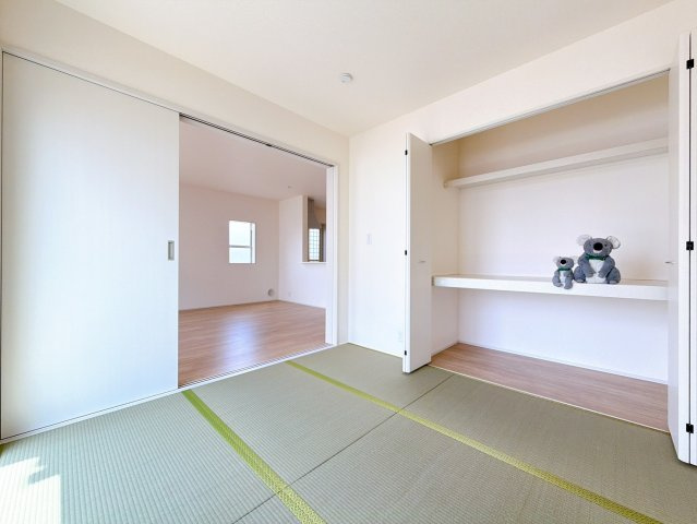 【和室】 | 前橋市富士見町時沢　新築住宅 | リビングに隣接する和室は柔らかな畳で音も響きにくく衝撃を吸収。お子様のお昼寝スペースや洗濯物を畳んだり様々な用途で使用可能です。