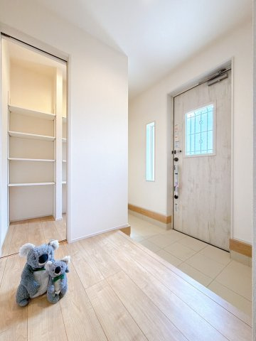 【玄関】 | 前橋市富士見町時沢　新築住宅 | 住まう人の帰り、訪れる人を優しく迎える安らぎに満ちた空間　上質感あふれるエントランス