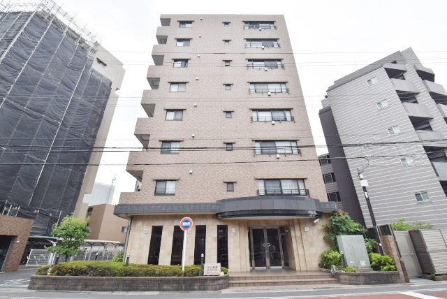 【外観】 | 西日暮里ローヤルコーポ | 手入れの行き届いた外壁やエントランスなど、「見ればわかる」レベルで清潔感を保ったマンションです。築年数を感じさせない姿で皆様をお出迎えします。～即日のご見学可能～　お問合せはお気軽にどうぞ。